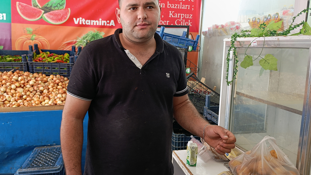 Bekçi, market çırağını darbetti; o anlar kamerada (2)