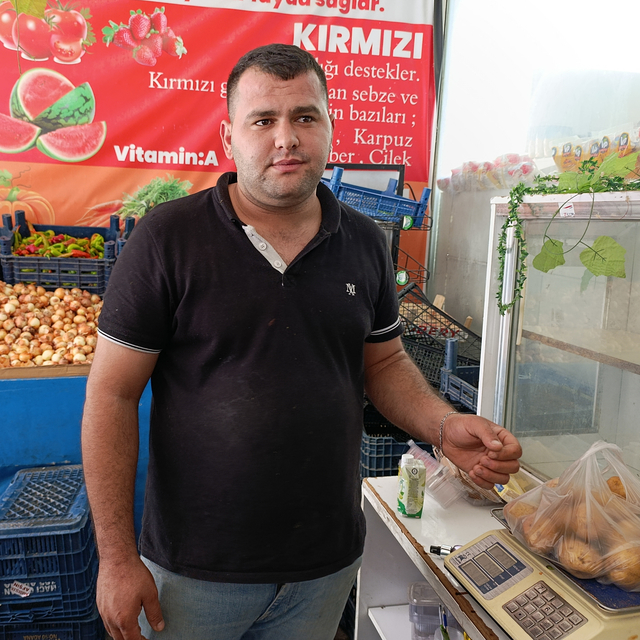 Bekçi, market çırağını darbetti; o anlar kamerada (2)