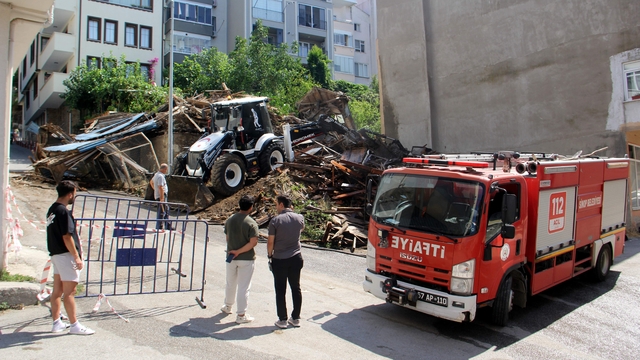 Sinop'ta yıkılma riski bulunan tarihi metruk bina çöktü