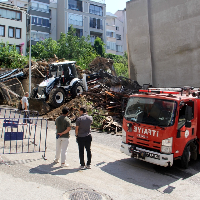Sinop'ta yıkılma riski bulunan tarihi metruk bina çöktü