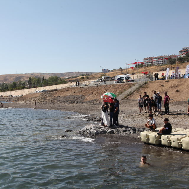 Bitlis'te, Mülkiye Başmüfettişi Karaömeroğlu anısına yüzme maratonu yapıldı