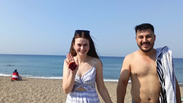 Kına geleneği için davul ve zurna eşliğinde plaja geldiler; damat denize atıldı