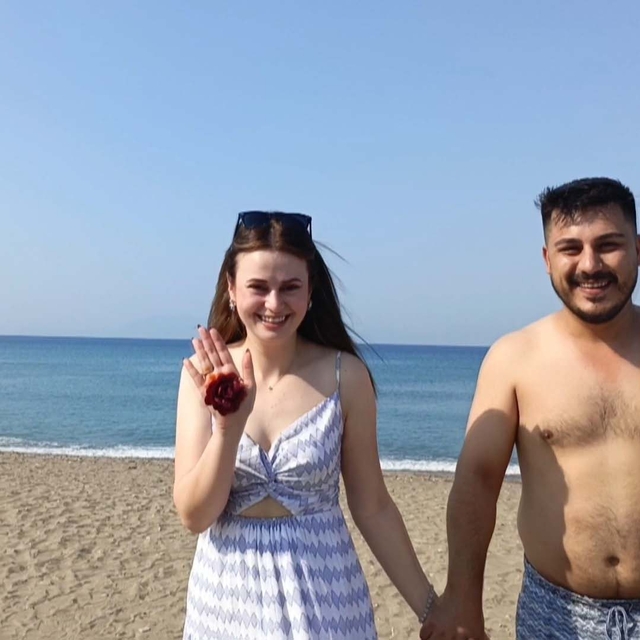 Kına geleneği için davul ve zurna eşliğinde plaja geldiler; damat denize at...