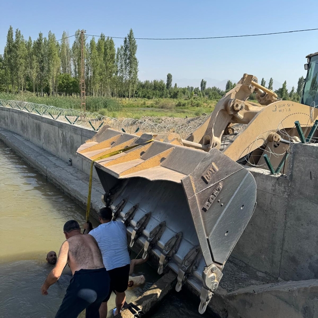 Iğdır'da kanala düşen dana kepçeyle kurtarıldı