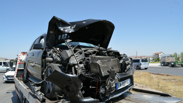 3 araç kavşakta çarpıştı; 2'si çocuk 5 yaralı