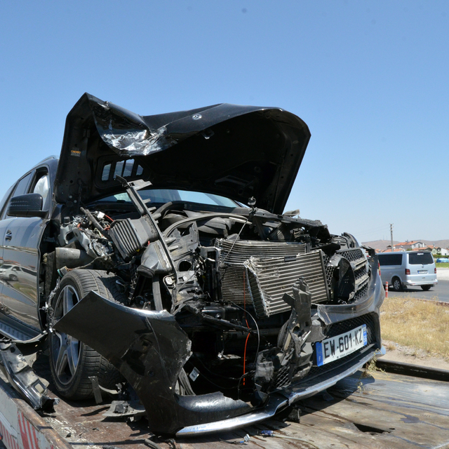 3 araç kavşakta çarpıştı; 2'si çocuk 5 yaralı