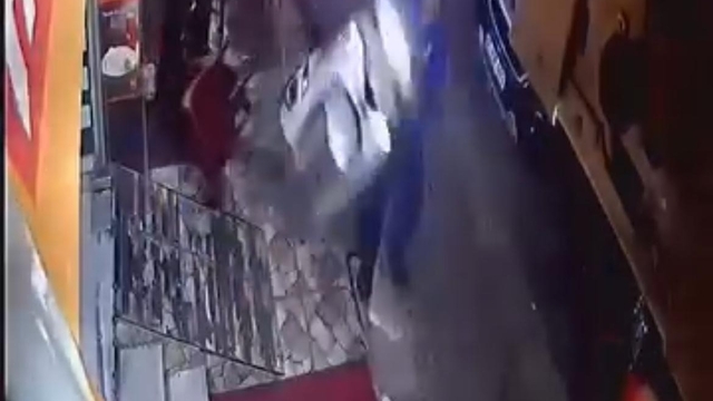 Gazın verildiği motosiklet, masa ve sandalyelere çarptı; o anlar kamerada