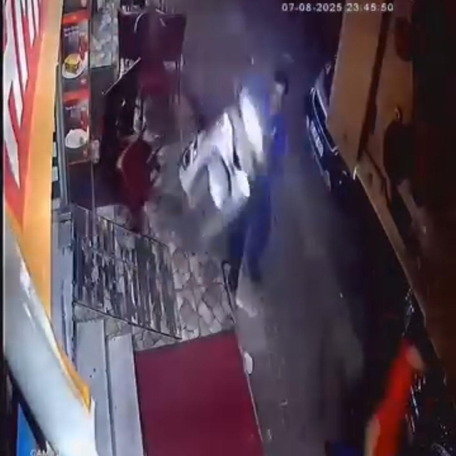 Gazın verildiği motosiklet, masa ve sandalyelere çarptı; o anlar kamerada