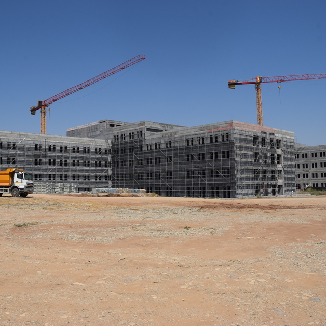 Milletvekili Nasıroğlu, yapımı süren hastanenin inşaatında incelemede bulun...