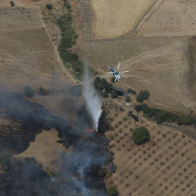 Çanakkale'de zirai alanda çıkan yangına müdahale ediliyor