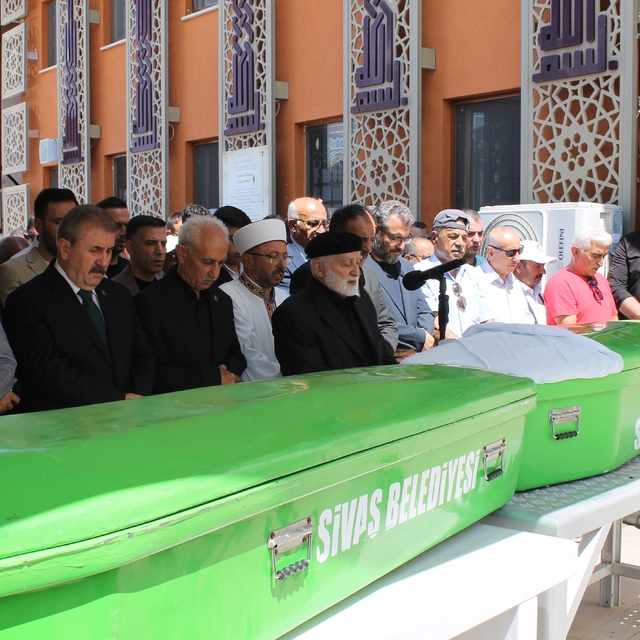 Destici, Sivas'ta cenaze namazına katıldı