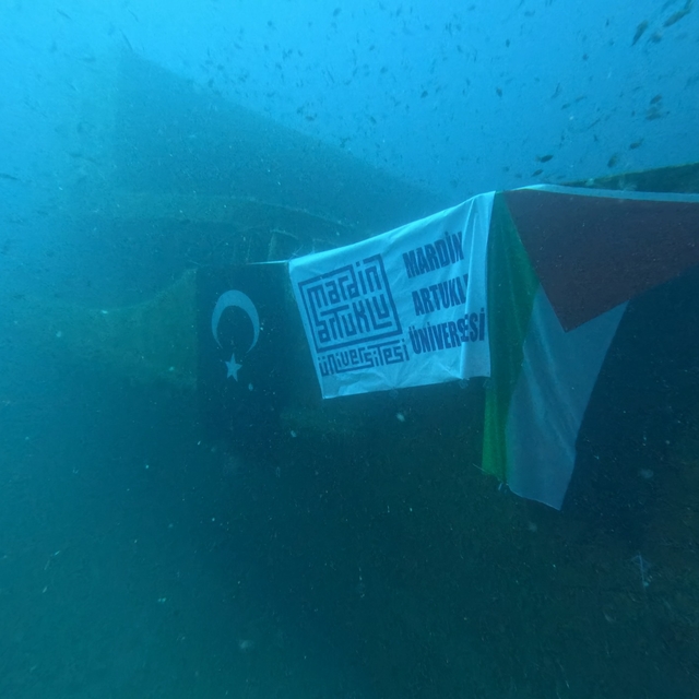 Dalış eğitmenleri su altında Türk ve Filistin bayrağı açtı