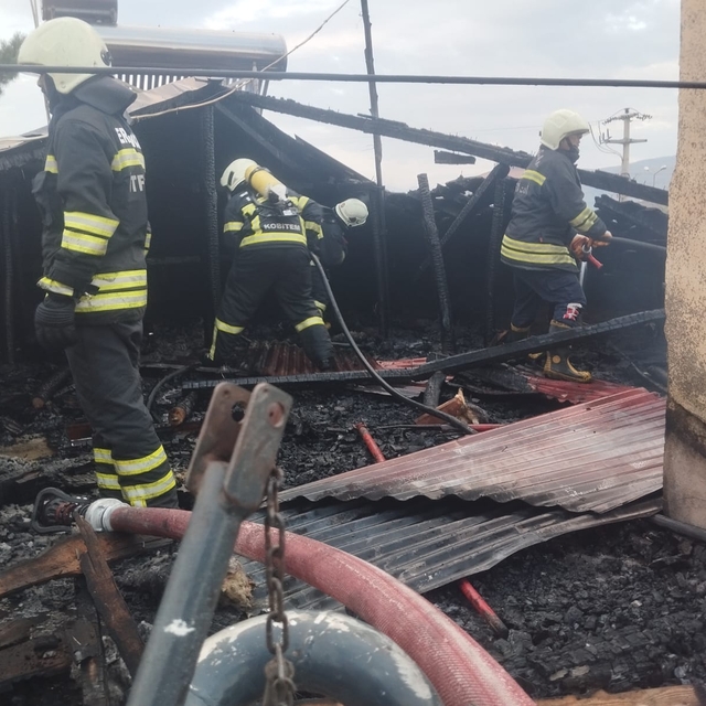 Erzincan'da binanın çatısında çıkan yangın söndürüldü
