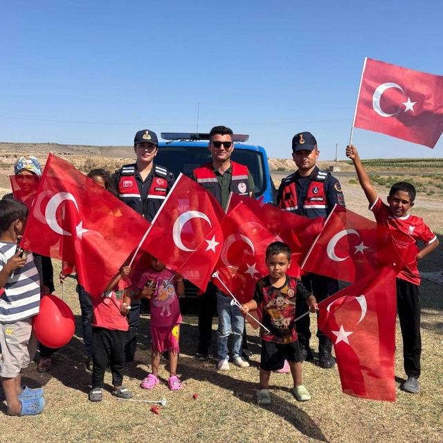 Kırşehir'de jandarma, geçici tarım işçilerinin çocuklarıyla buluştu
