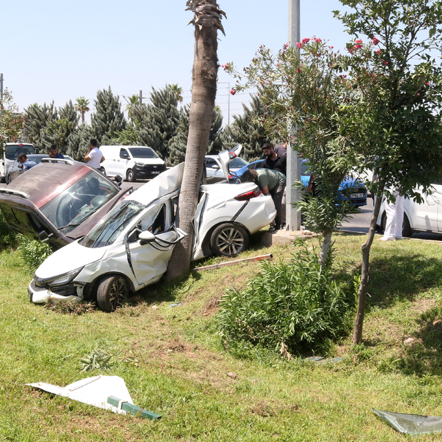 Hafif ticari aracıyla 3 otomobile ve sivil polis aracına çarptı; 2 polis ya...