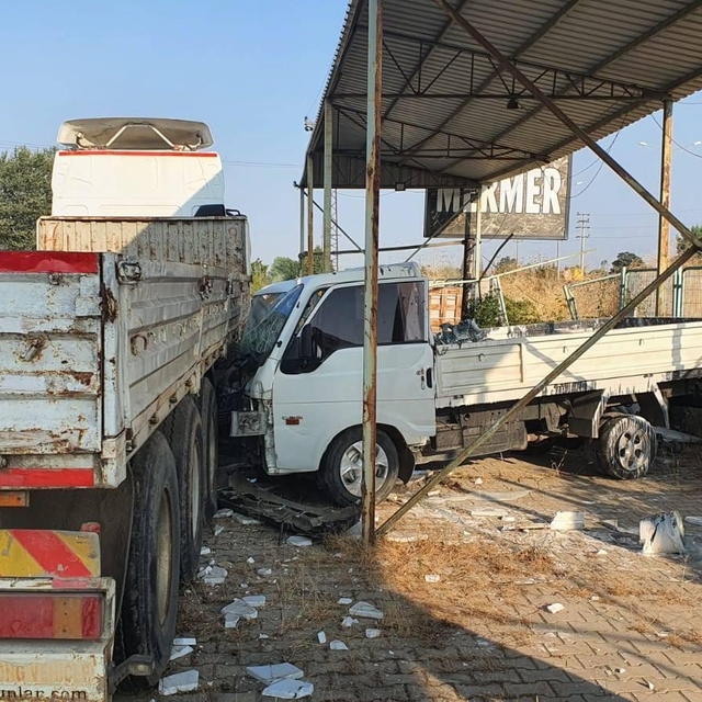 Lastiği patlayan kamyonet, fabrika bahçesindeki TIR'a çarptı; 2 yaralı