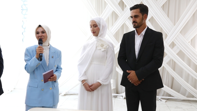 Bakan Göktaş, "Evlenecek Gençlerin Desteklenmesi Projesi"nden yararlanan çiftin nikah törenine katıldı