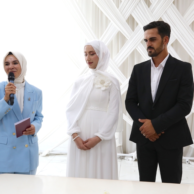 Bakan Göktaş, "Evlenecek Gençlerin Desteklenmesi Projesi"nden yararlanan çi...