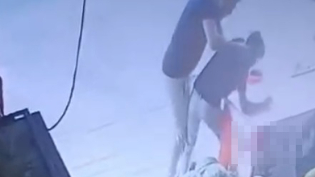 Bekçi, market çırağını darbetti; o anlar kamerada