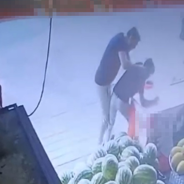 Bekçi, market çırağını darbetti; o anlar kamerada