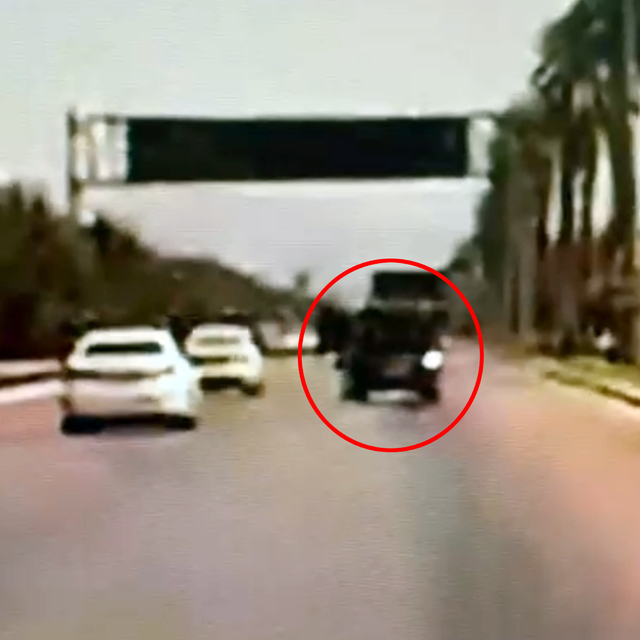 Hafif ticari aracıyla 3 otomobile ve sivil polis aracına çarptı; 2 polis ya...