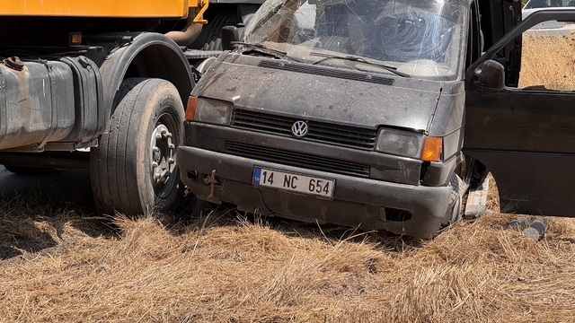 Bolu'da hafriyat kamyonuyla çarpışan panelvandaki 2 kişi yaralandı