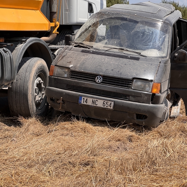 Bolu'da hafriyat kamyonuyla çarpışan panelvandaki 2 kişi yaralandı