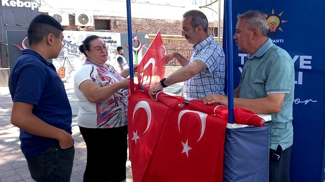 Kütahya'da AK Parti Merkez İlçe Başkanlığı vatandaşlara Türk bayrağı hediye etti