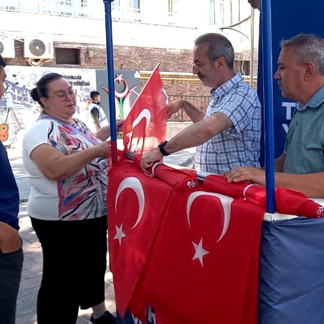 Kütahya'da AK Parti Merkez İlçe Başkanlığı vatandaşlara Türk bayrağı hediye...