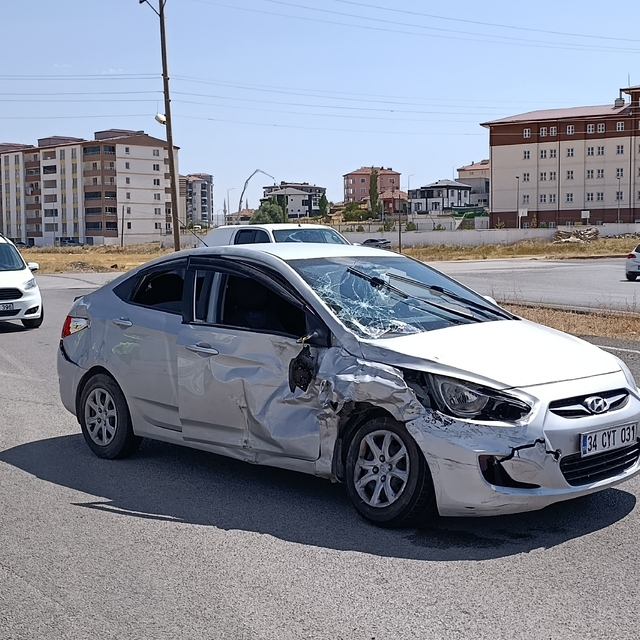 Sivas'ta kamyonet ile otomobilin çarpıştığı kazada 6 kişi yaralandı