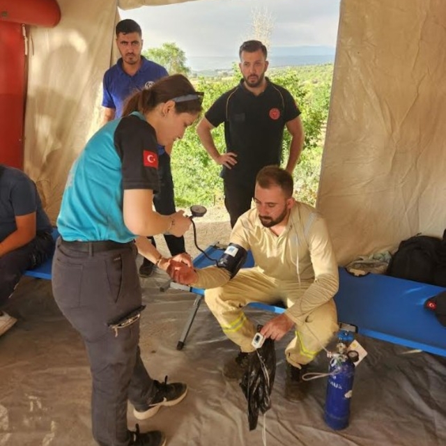 Yangın bölgelerinde kurulan 3 sahra hastanesinde 350 kişiye müdahale ettile...