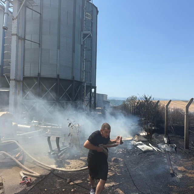 Edirne'de çıkan anız yangını çeltik fabrikasına sıçramadan söndürüldü