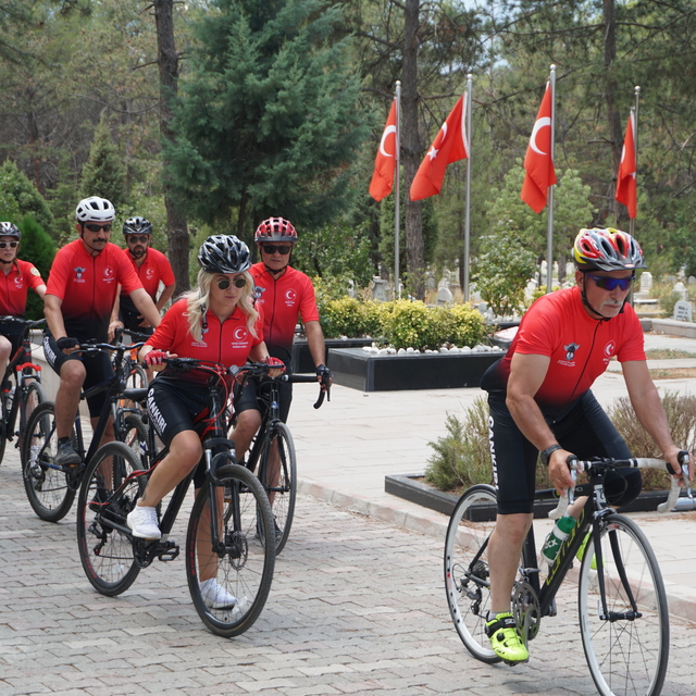 Çorum'da bisikletseverler Şehitler Yolu Vefa Turu'nda Aybüke öğretmeni kabr...