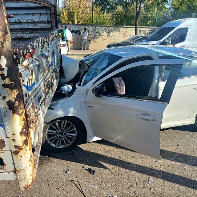 Batman'da park halindeki kamyonete çarpan otomobilin sürücüsü yaralandı