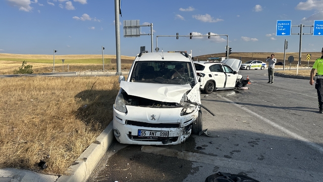 Çorum'da hafif ticari araç ile otomobilin çarpışması sonucu 10 kişi yaralandı