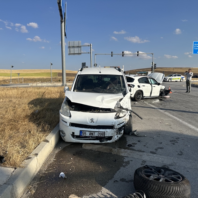 Çorum'da hafif ticari araç ile otomobilin çarpışması sonucu 10 kişi yaralan...