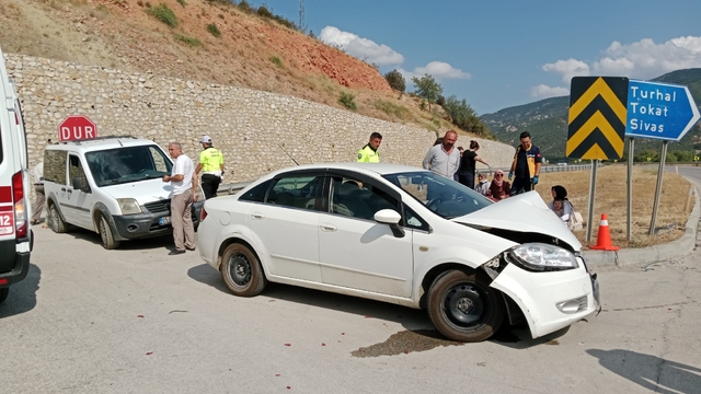 Alkollü sürücünün kullandığı hafif ticari araç ile otomobil çarpıştı; 5 yaralı