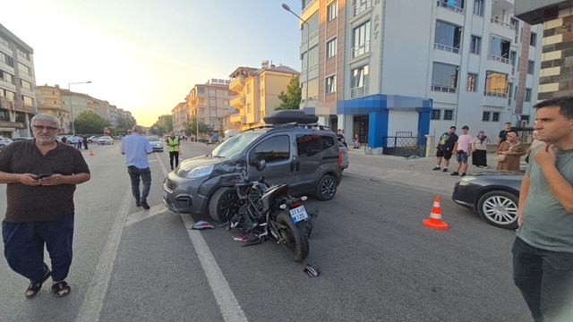 Elazığ'da motosiklet, hafif ticari araca çarptı: 3 yaralı