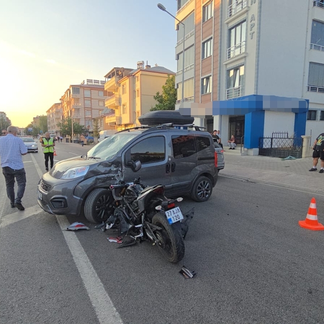 Elazığ'da motosiklet, hafif ticari araca çarptı: 3 yaralı