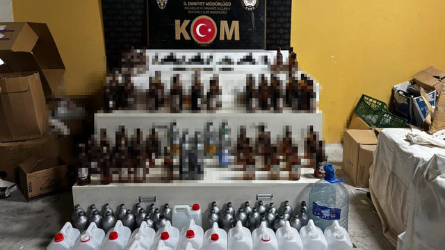 Sakarya'da alkollü mekanda yapılan denetimde 4 ruhsatsız tabanca ve içki ele geçirildi