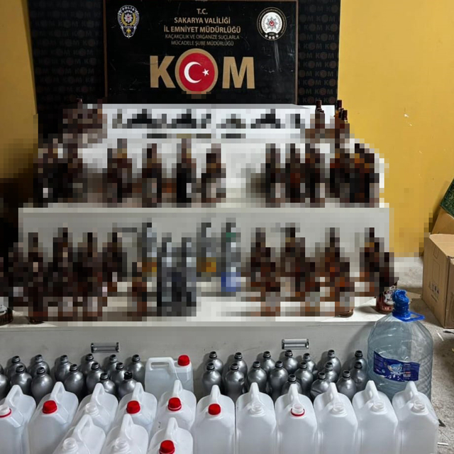 Sakarya'da alkollü mekanda yapılan denetimde 4 ruhsatsız tabanca ve içki el...