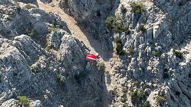 Fethiye'de kayalık alana iniş yapan paraşütçü ile yolcusu kurtarıldı