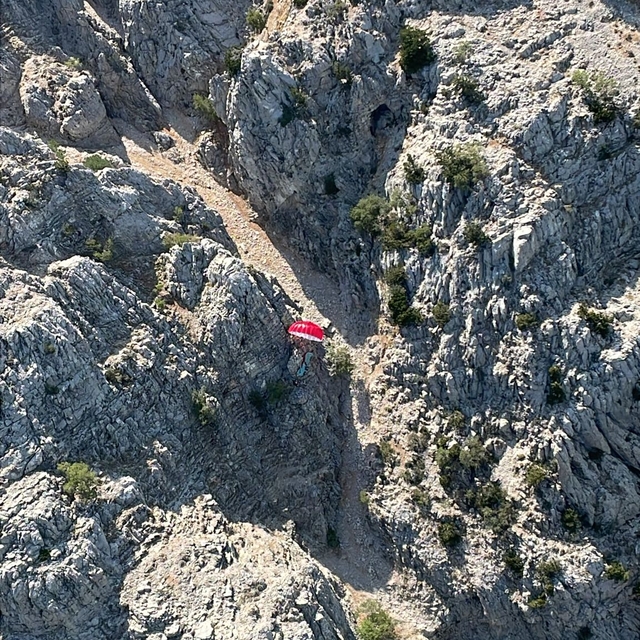 Fethiye'de kayalık alana iniş yapan paraşütçü ile yolcusu kurtarıldı