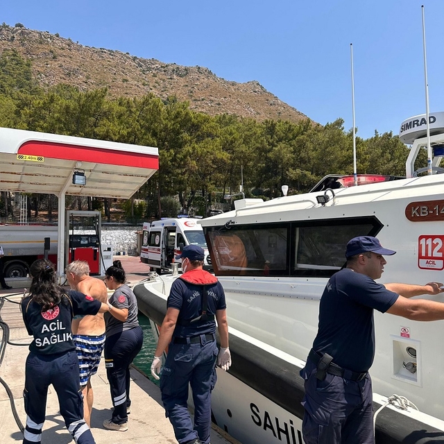 Muğla açıklarında teknede rahatsızlanan 2 kişi, Sahil Güvenlik ekiplerince...