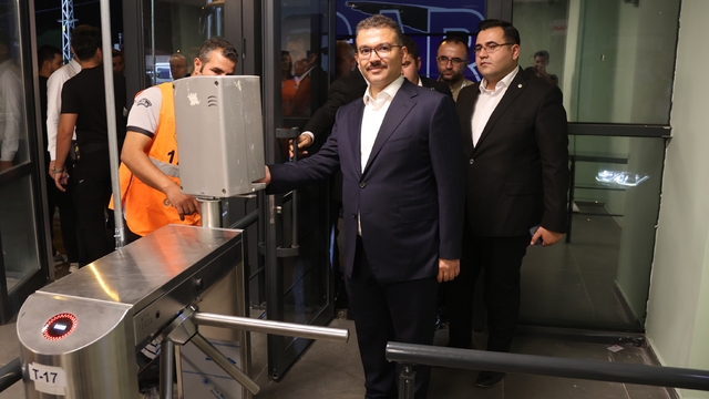 Iğdır Valisi Turan, protokol tribününe elektronik biletle giriş yaparak maçı izledi: