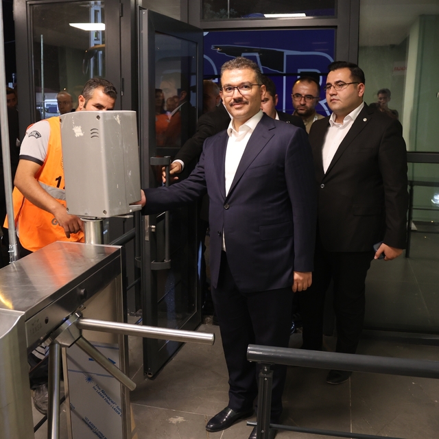 Iğdır Valisi Turan, protokol tribününe elektronik biletle giriş yaparak maç...