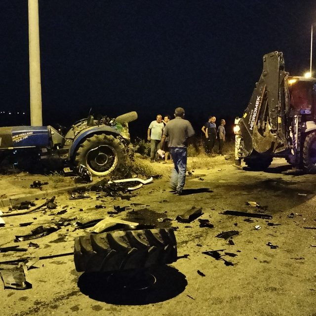 Antalya'da traktör ile otomobilin çarpışması sonucu 2 kişi yaralandı