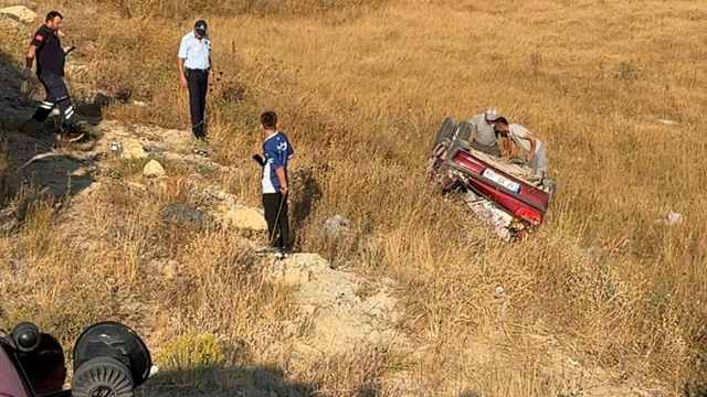 Otomobil, tarlaya devrildi; 5 yaralı