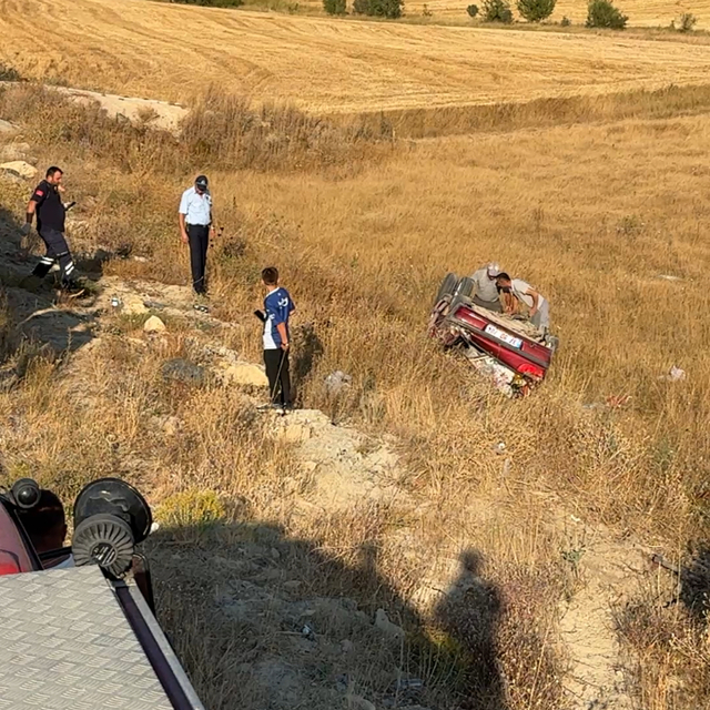 Otomobil, tarlaya devrildi; 5 yaralı