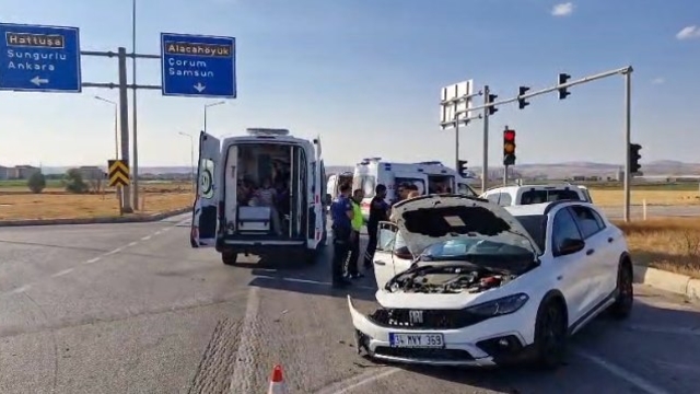Çorum'da hafif ticari araç ile otomobil çarpıştı; 10 kişinin yaralandığı kaza kamerada